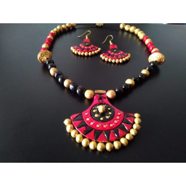 Reemerging Red And Black Necklace Set |