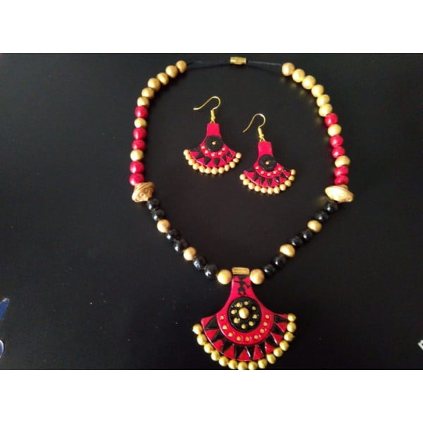 Reemerging Red And Black Necklace Set |